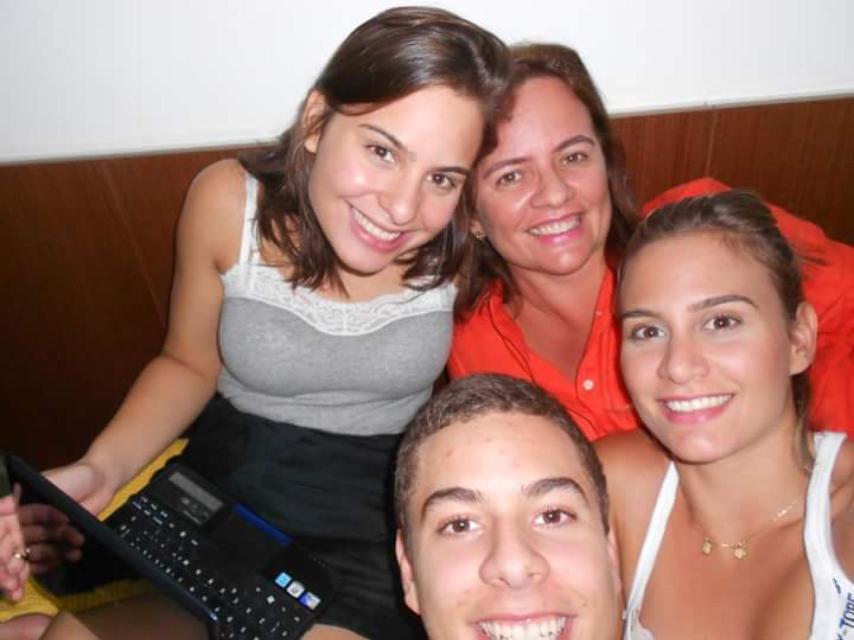 Patrick junto a sus hermanas y su madre.