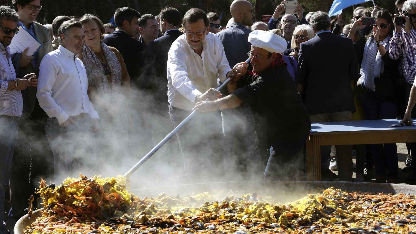 Mariano Rajoy ayuda a cocinar una paella en el acto celebrado en Zaragoza.