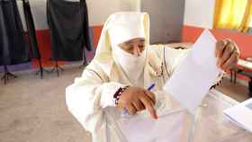 Una mujer vota en las elecciones marroquíes.