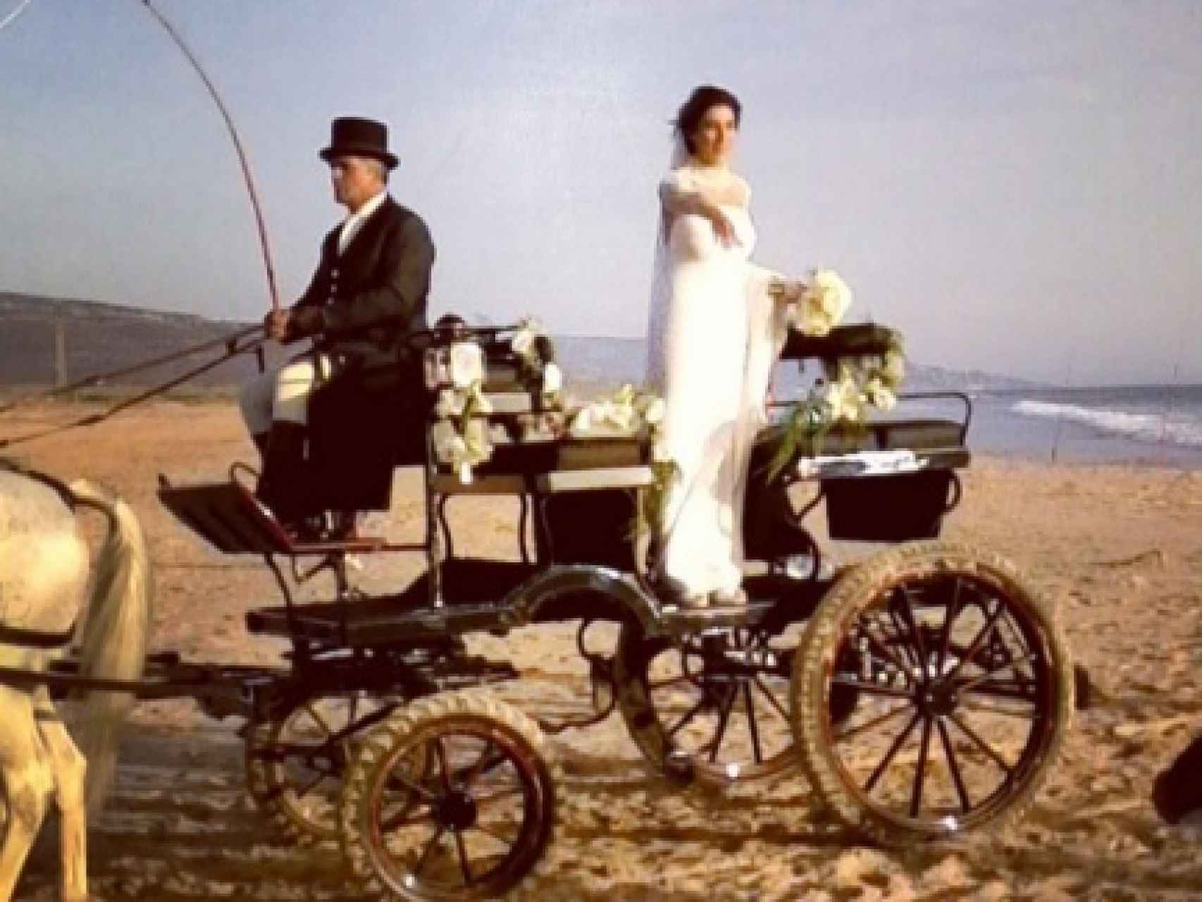 Paz Padilla llega a su boda en un carruaje tirado por caballos.