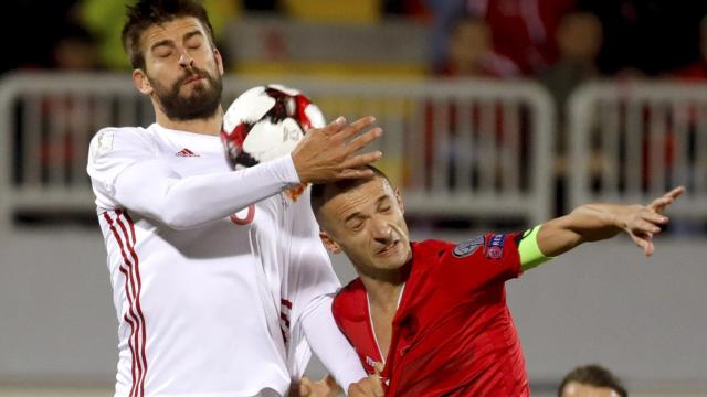 Piqué en el partido en Albania.