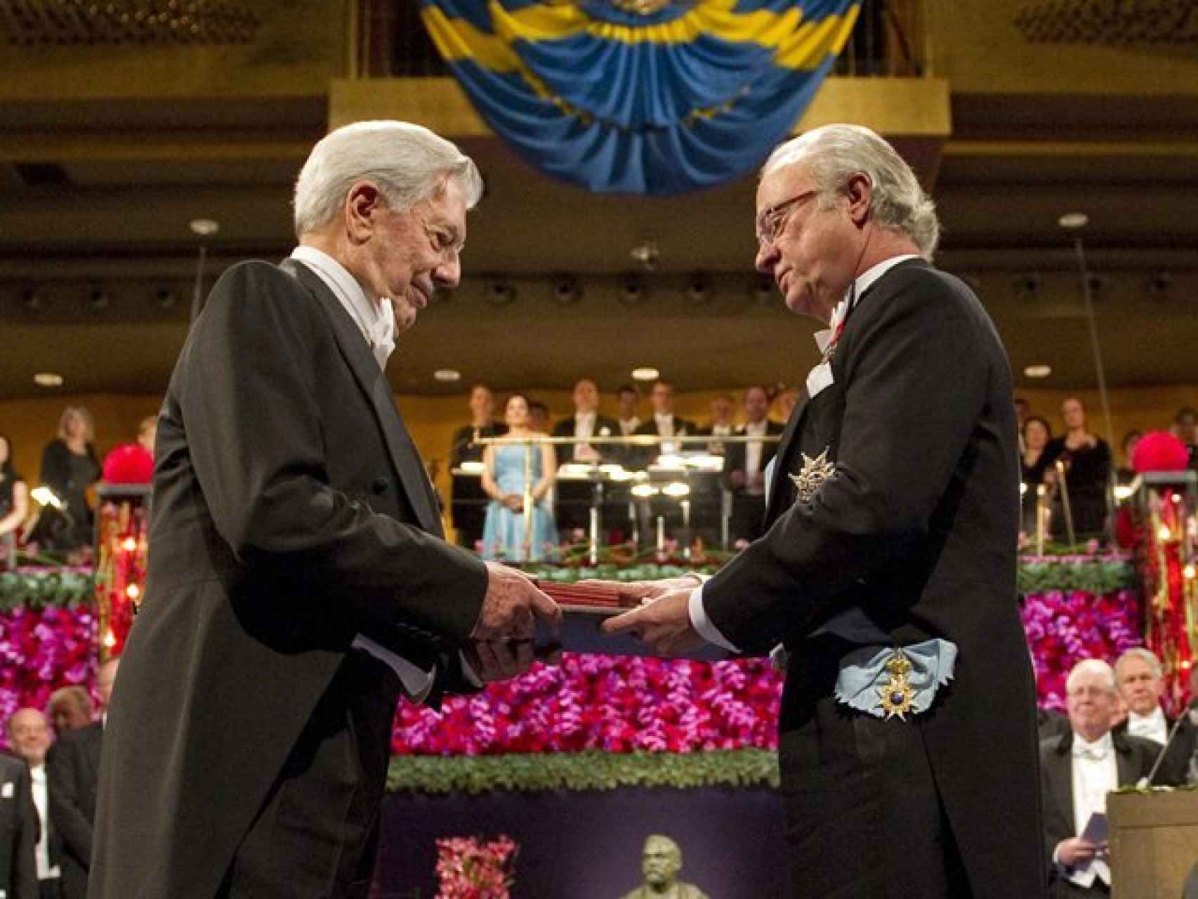 Mario Vargas Llosa recibiendo su Premio Nobel, en 2010.