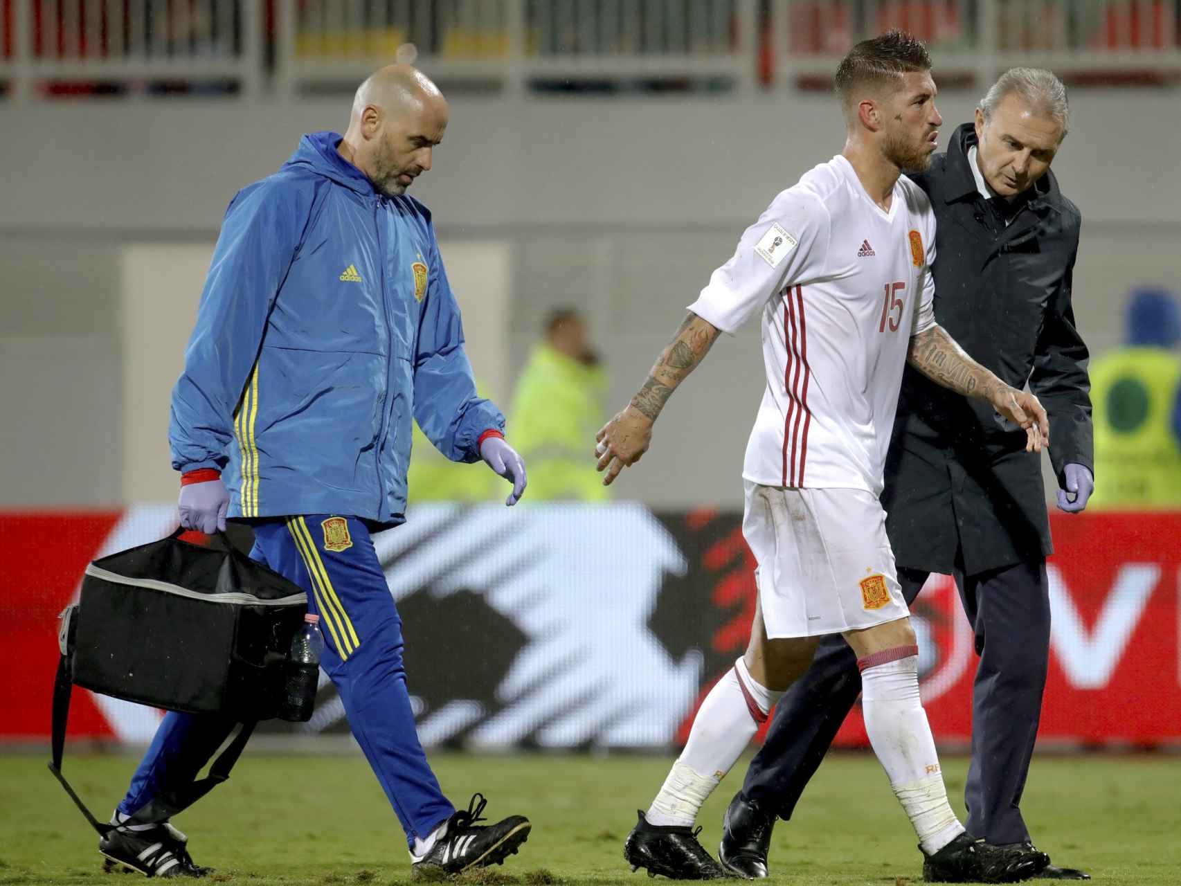 Ramos se retira del campo contra Albania.