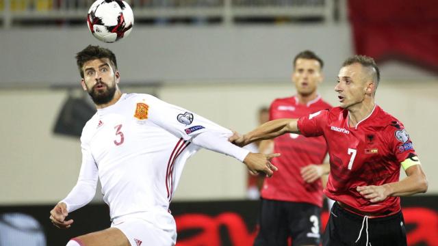 Piqué durante el partido ante Albania.