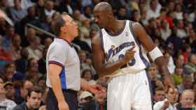 Jordan charla con un árbitro en su época en los Wizards.