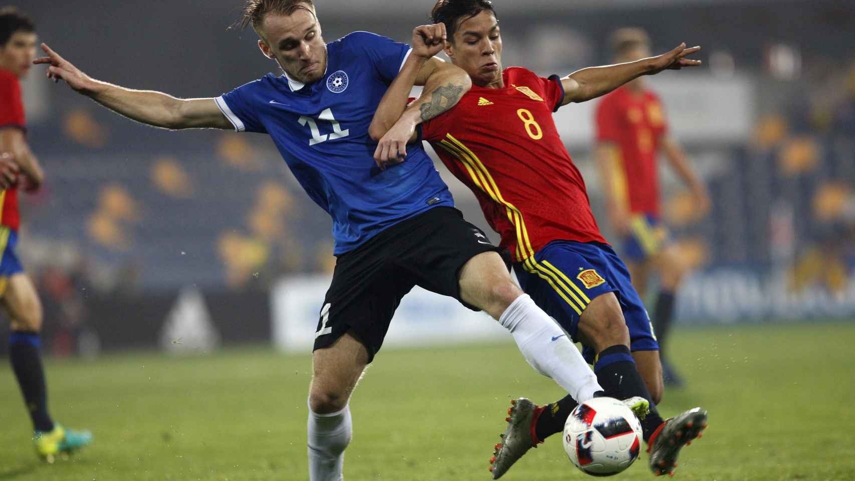 Óliver Torres pelea por el balón contra Estonia.