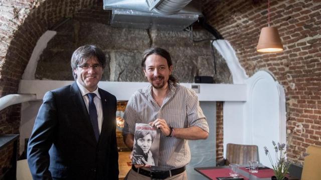 Puigdemont e Iglesias posan en un restaurante de Madrid.