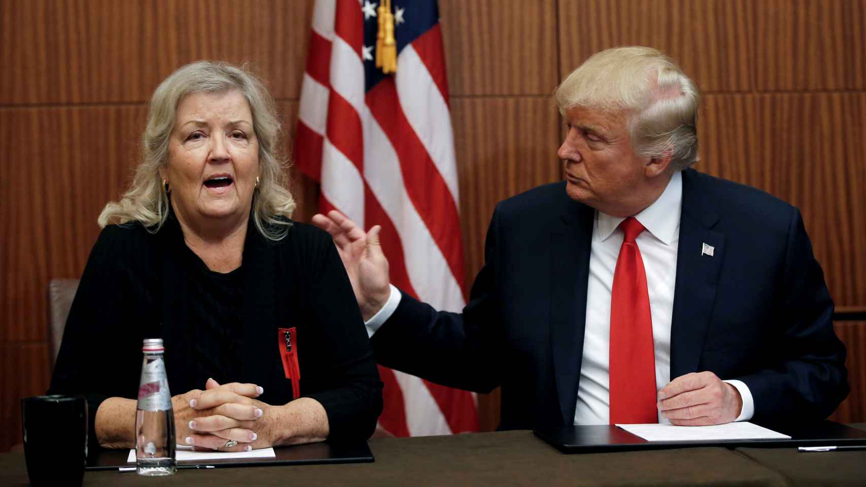 Donald Trump, en la rueda de prensa junto a Juanita Broaddrick.