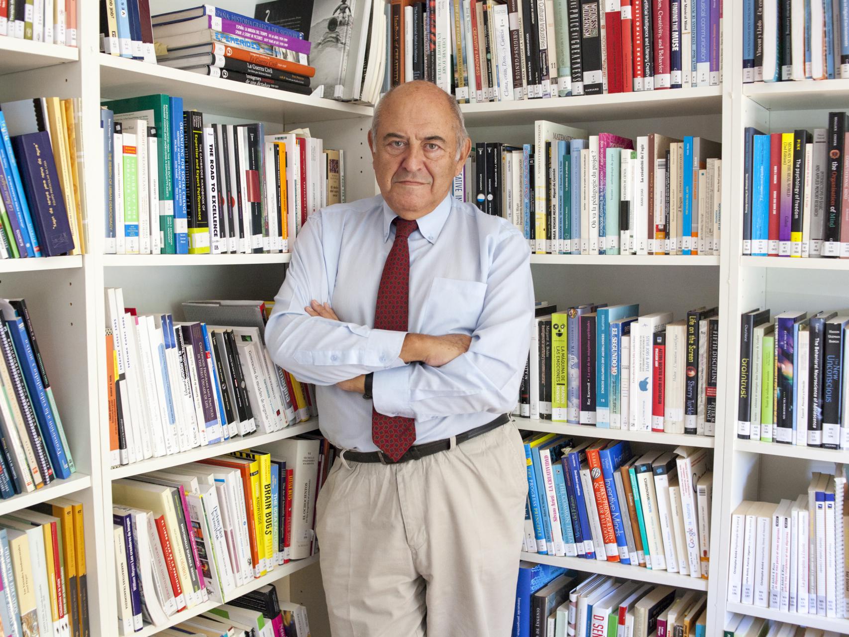 José Antonio Marina en su biblioteca de la Universidad para padres