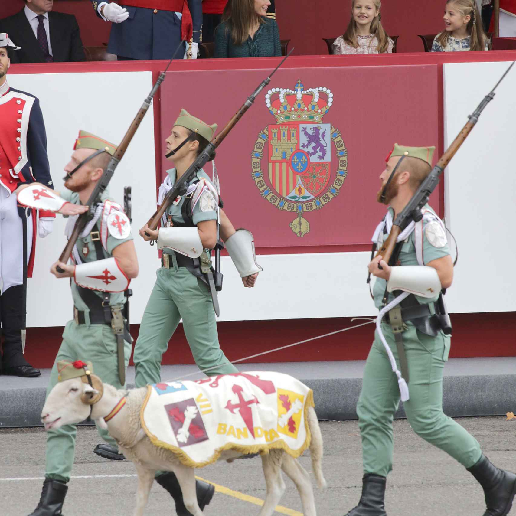 Las infantas Leonor y Sofía se divierten al paso de la cabra de la Legión.