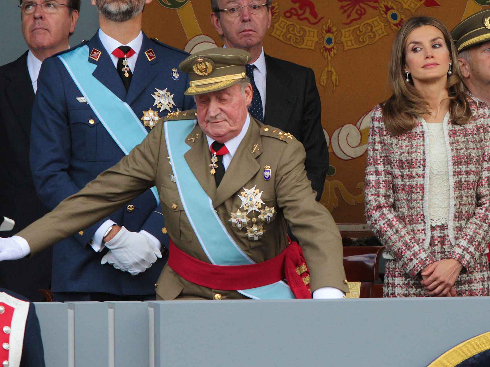 Instante en el que el rey Juan Carlos tropieza y casi pierde el equilibrio.