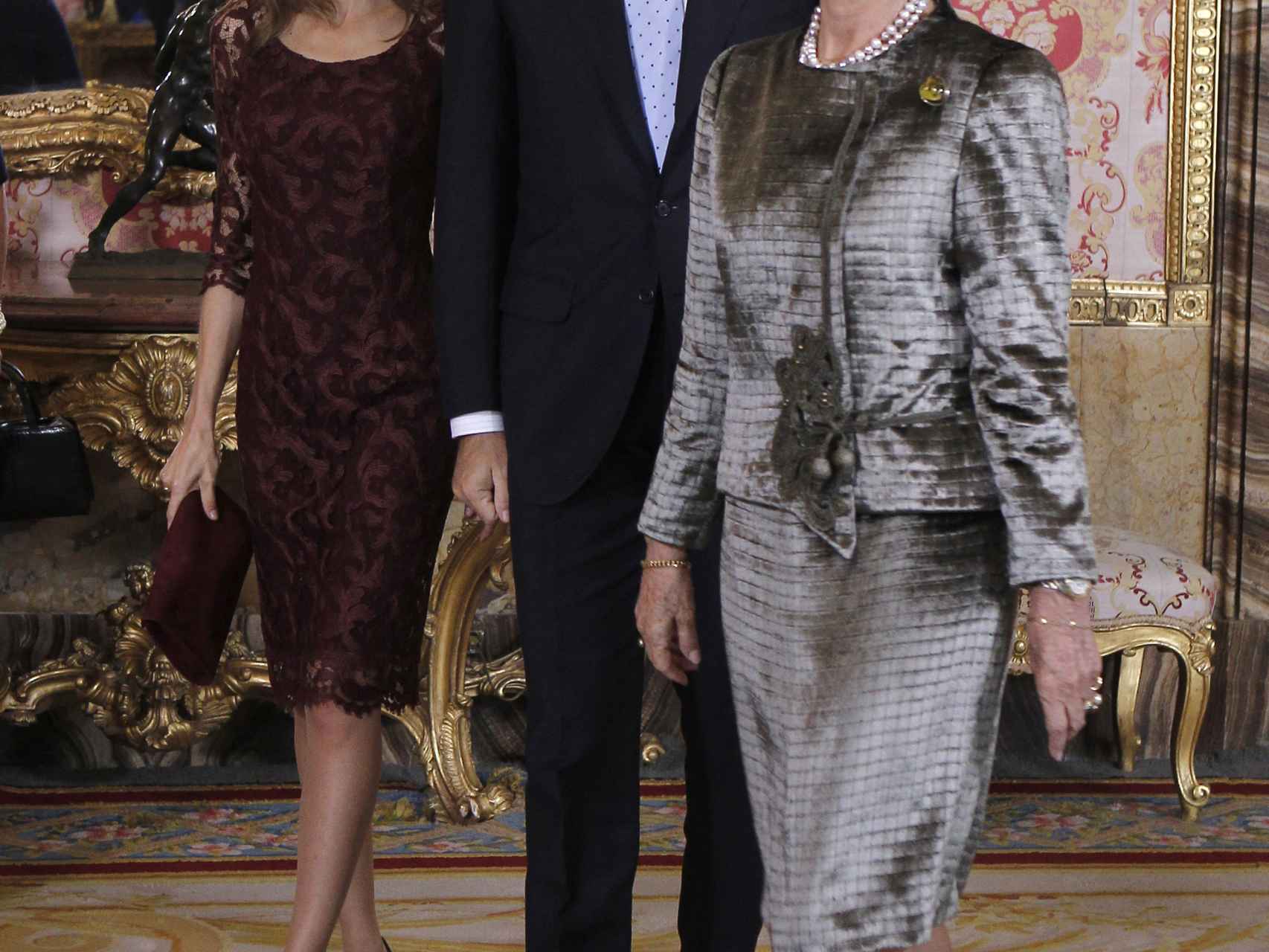 Los entonces príncipes de Asturias con la reina Sofía, en la recepción de 2013
