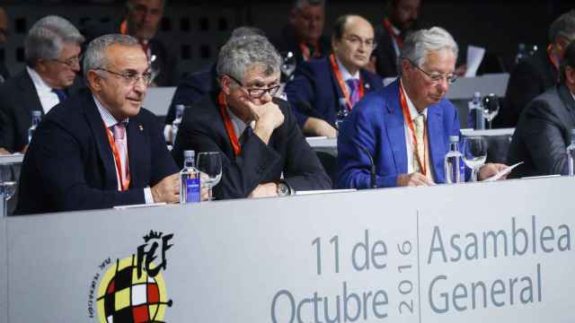 Ángel María Villar (c), junto al vicepresidente de la entidad, Juan Padrón (d), y el presidente del Comité Olímpico Español (COE), Alejandro Blanco (i), durante la Asamblea General Extraordinaria.