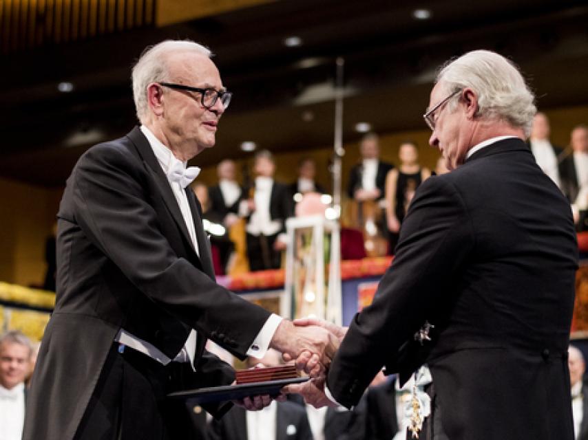 Patrick Modiano recibiendo su Premio Nobel de Literatura, en 2014.