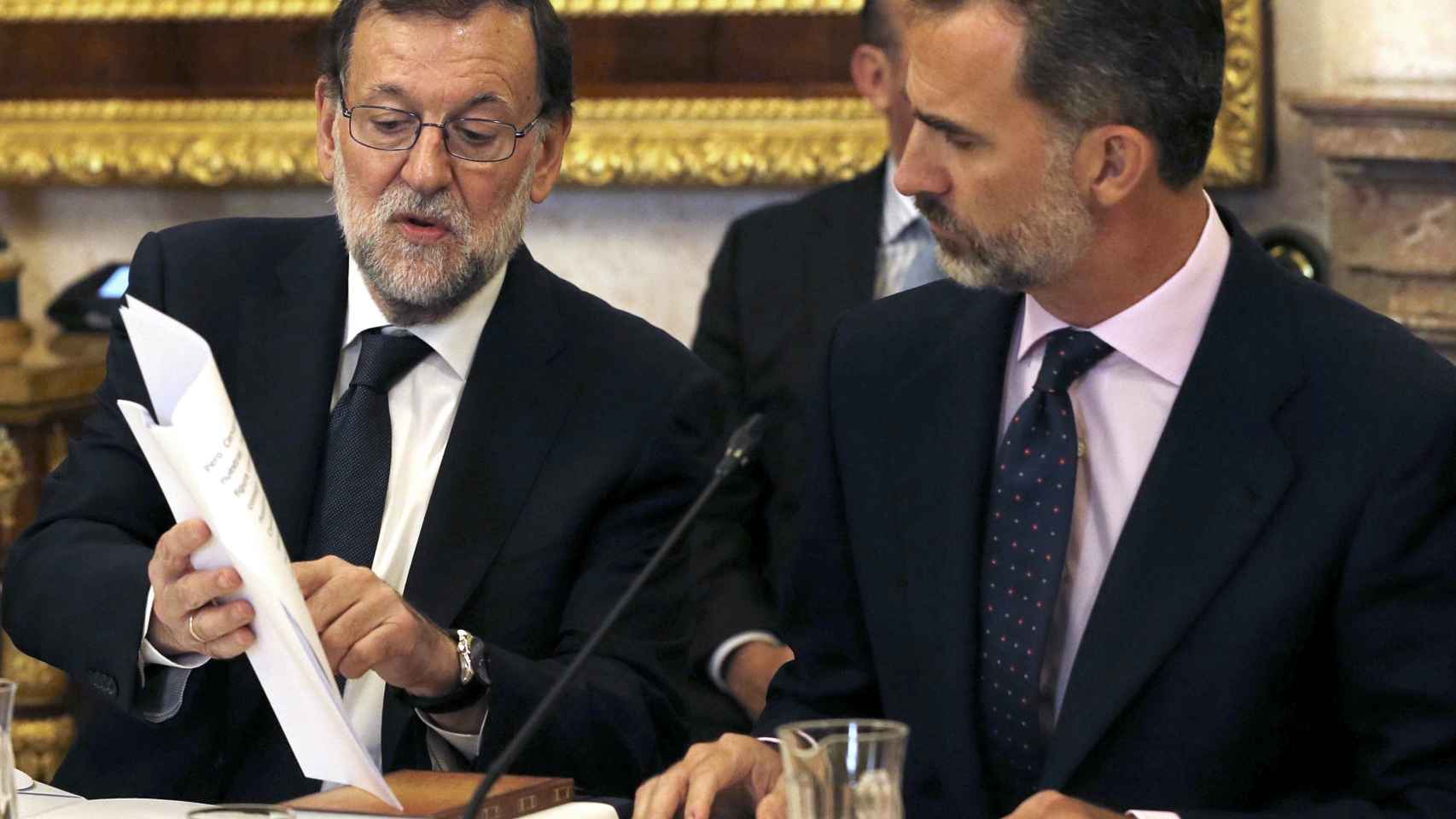 El rey Felipe VI y el presidente del Gobierno en funciones, Mariano Rajoy, conversan este martes en el Palacio Real de Aranjuez .