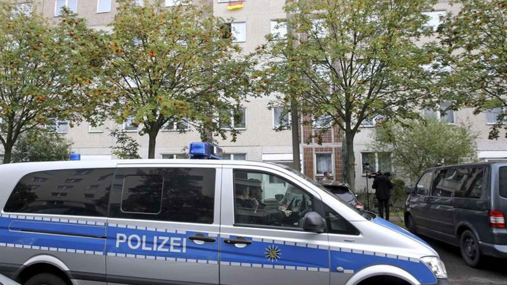 Un coche de policía aparcado frente al piso en el que arrestaron al sospechoso terrorista Jaber Albakr en Leipzig.