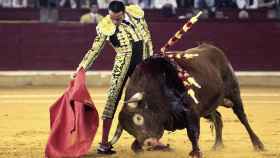 El diestro Enrique Ponce en la faena a su segundo toro.