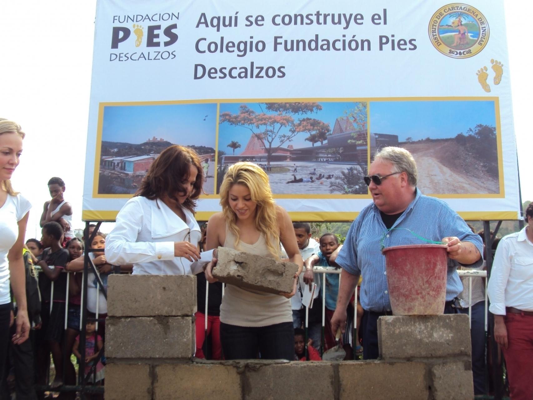 Shakira colocando la primera piedra de uno de los colegios que ha construido su Fundación