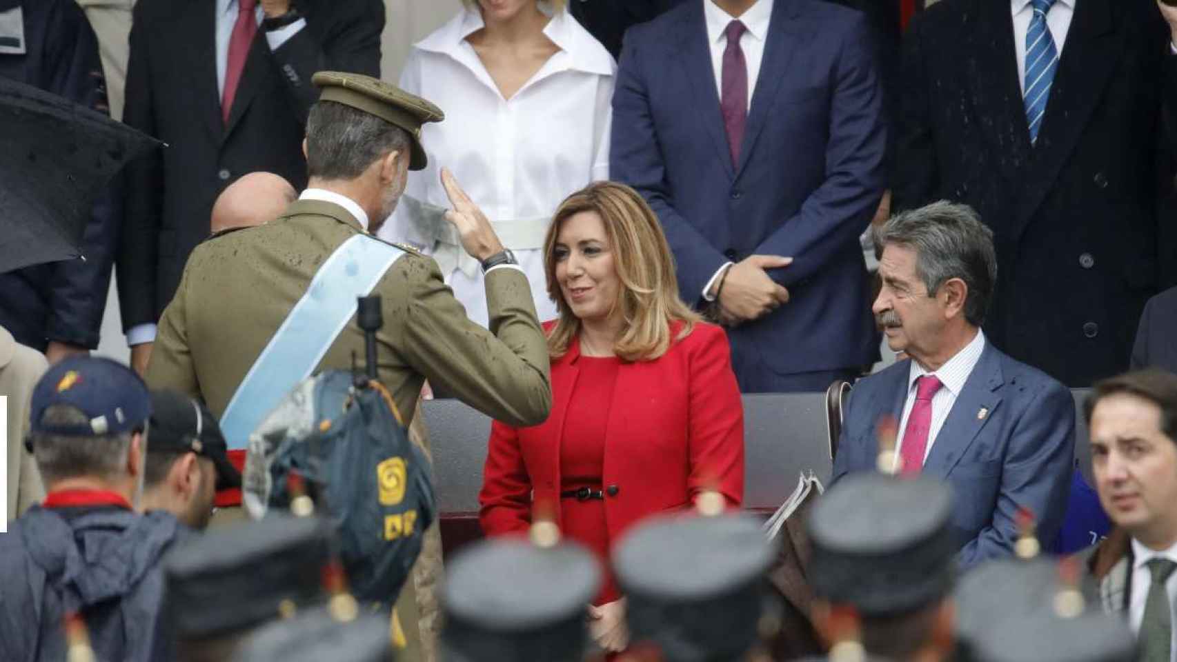 El rey Felipe saluda a Susana Díaz a su llegada al acto central del Día de la Fiesta Nacional