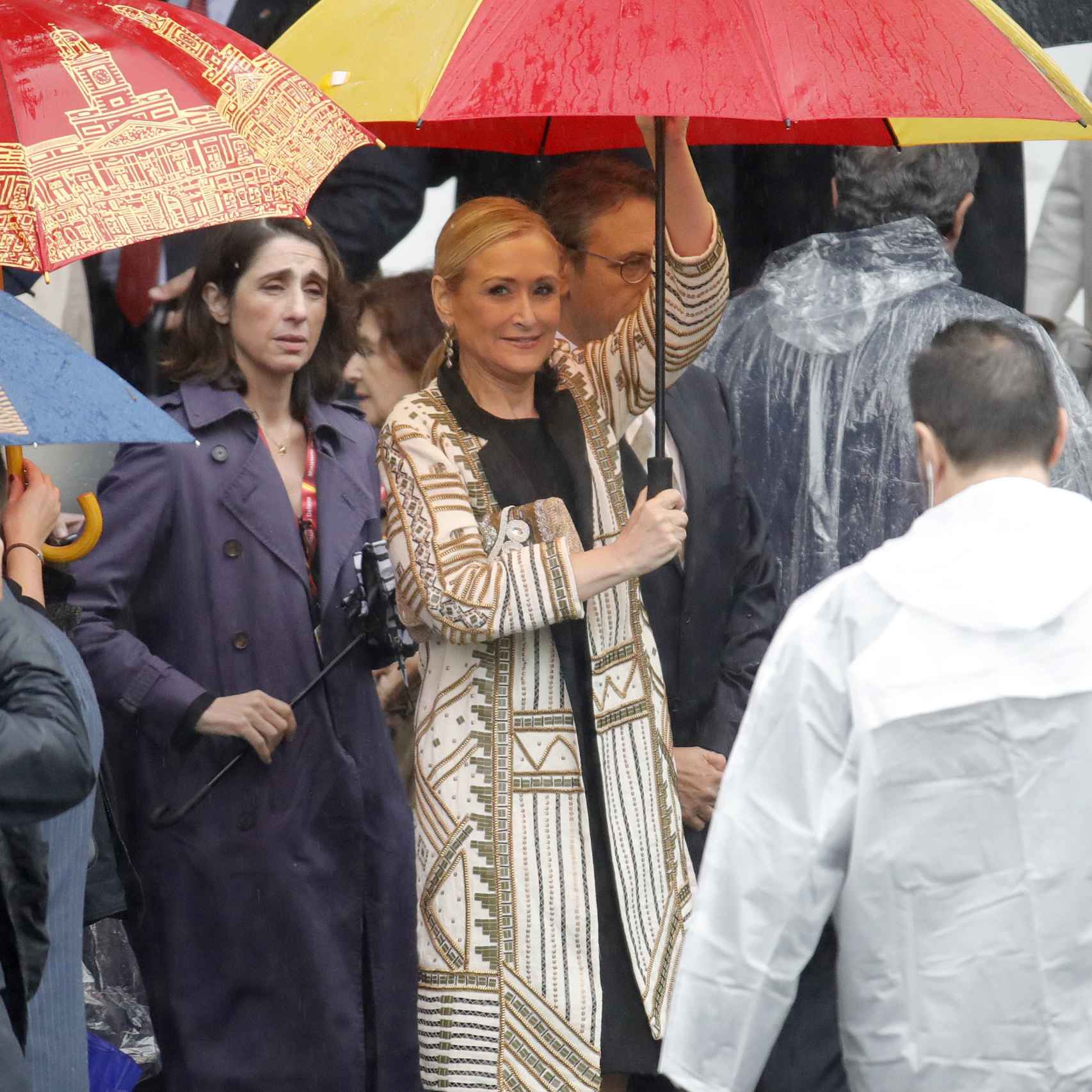Cifuentes causó sensación con su paraguas con la bandera española.