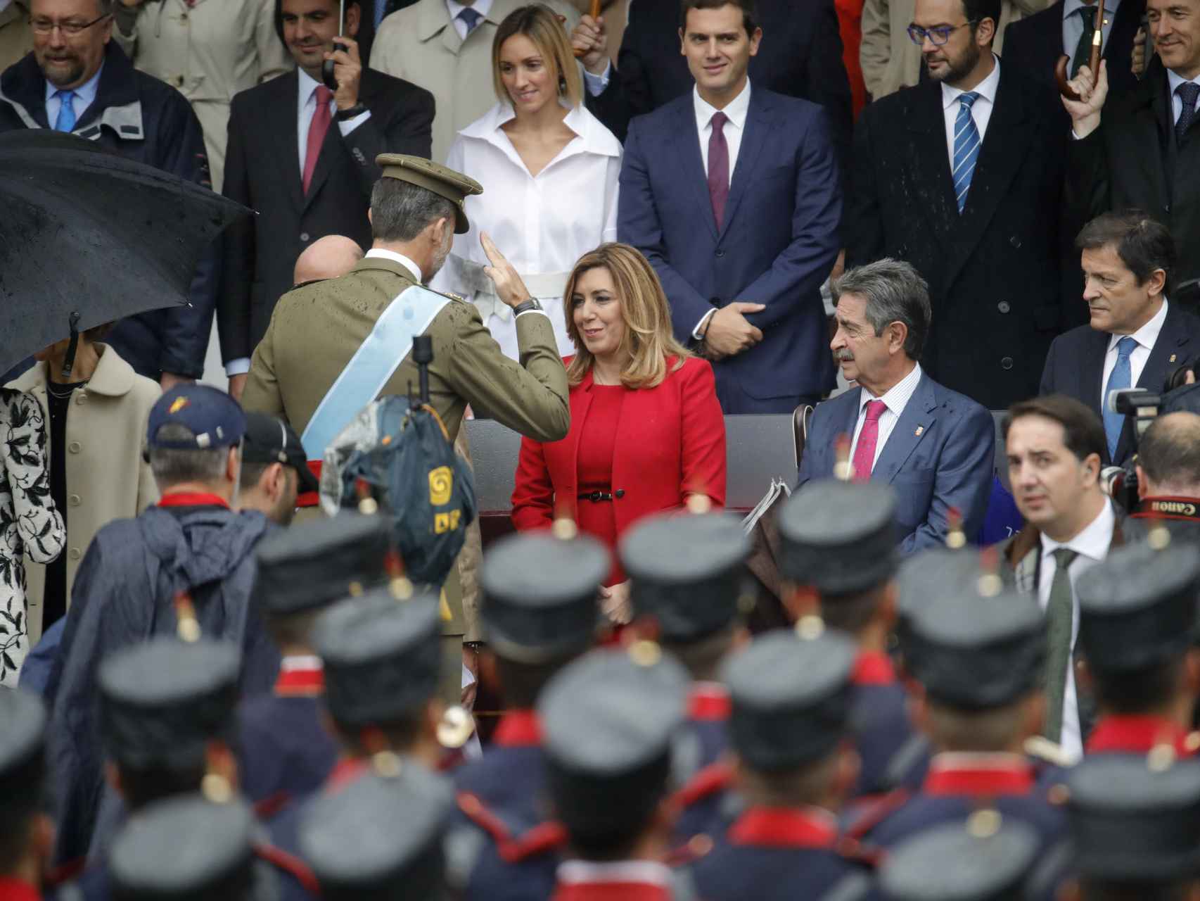 Susana Díaz saluda al rey Felipe.