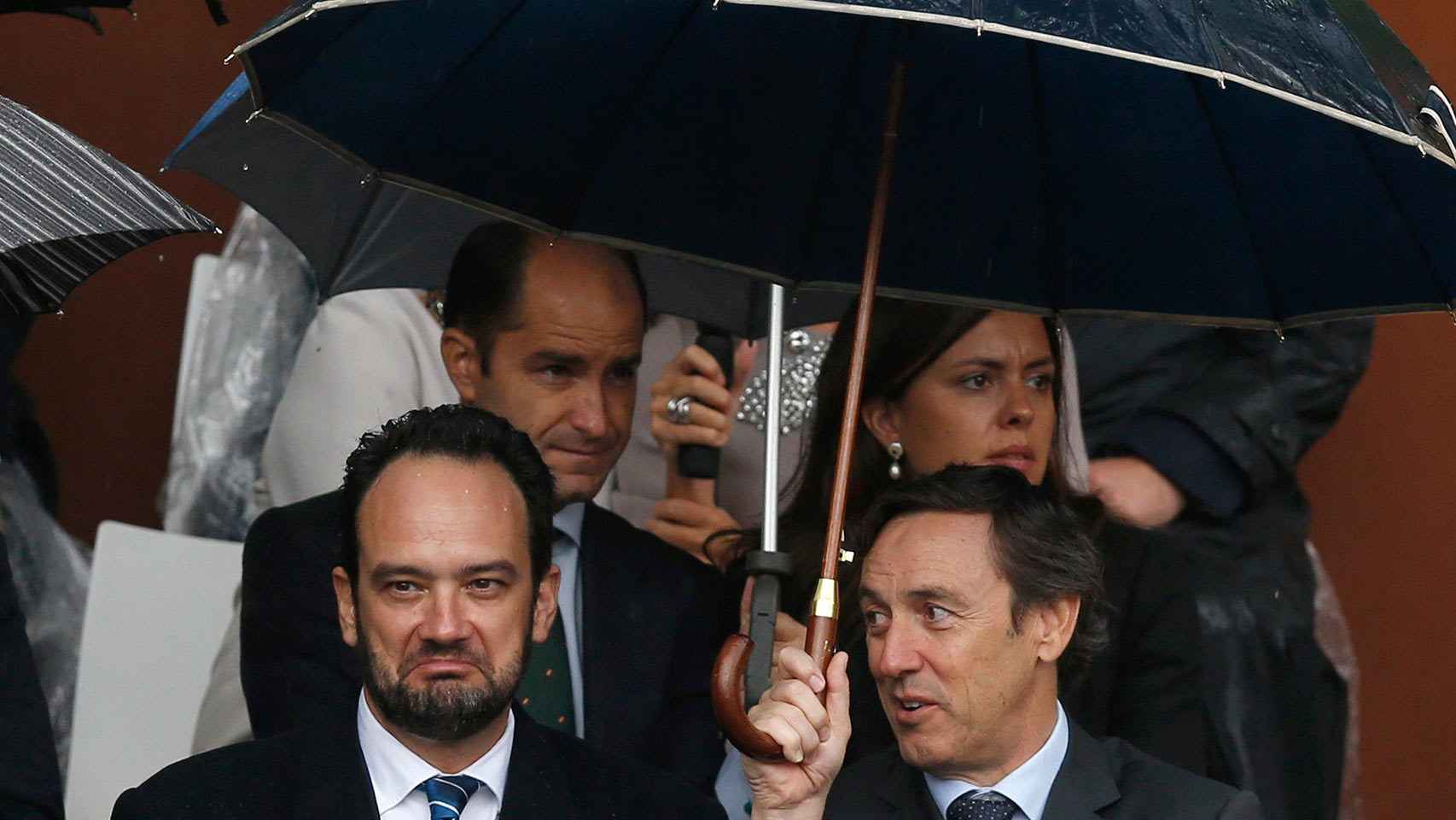 Los Hernando comparten paraguas.