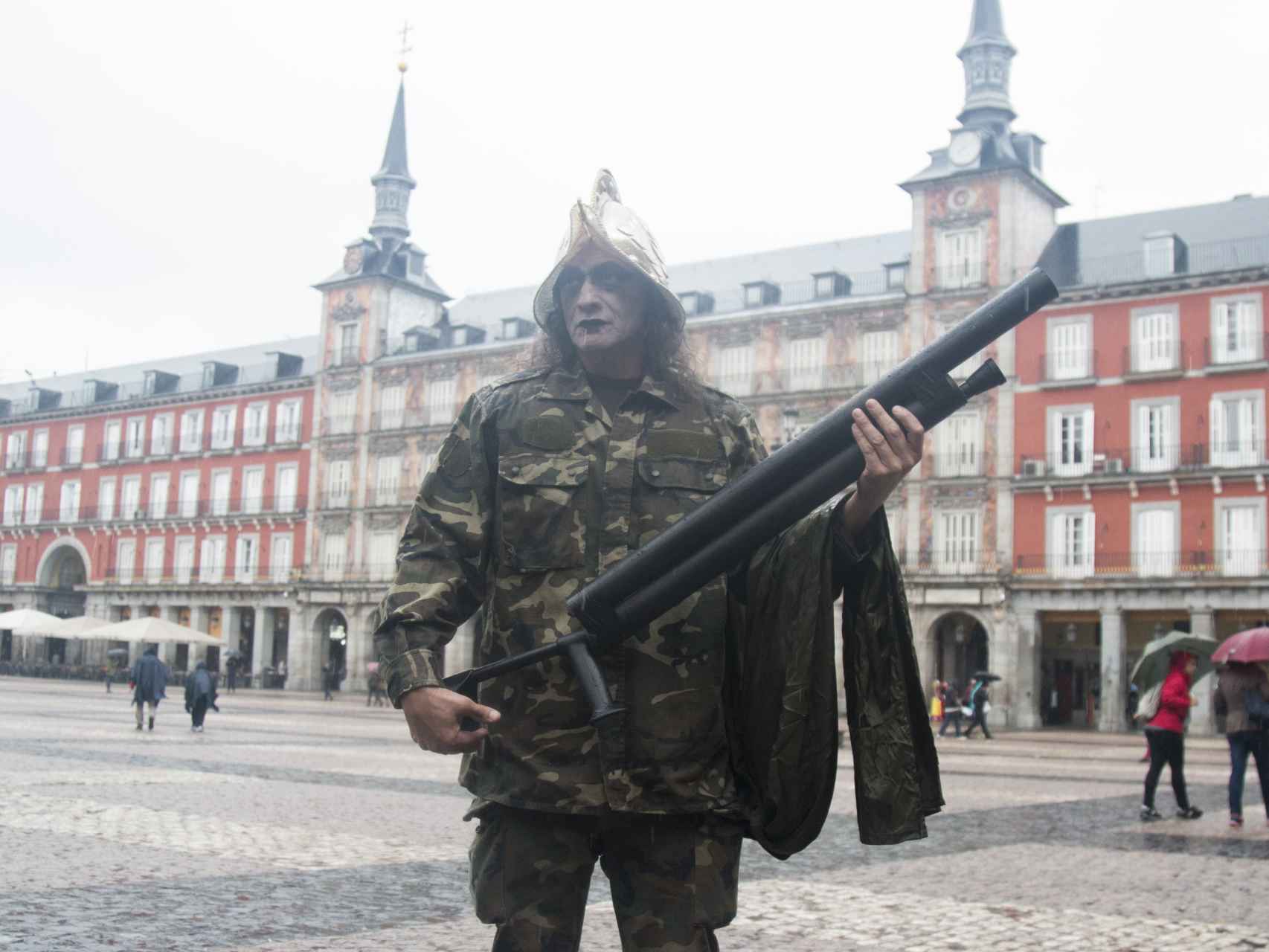 Un hombre disfrazado de militar con casco de conquistador español