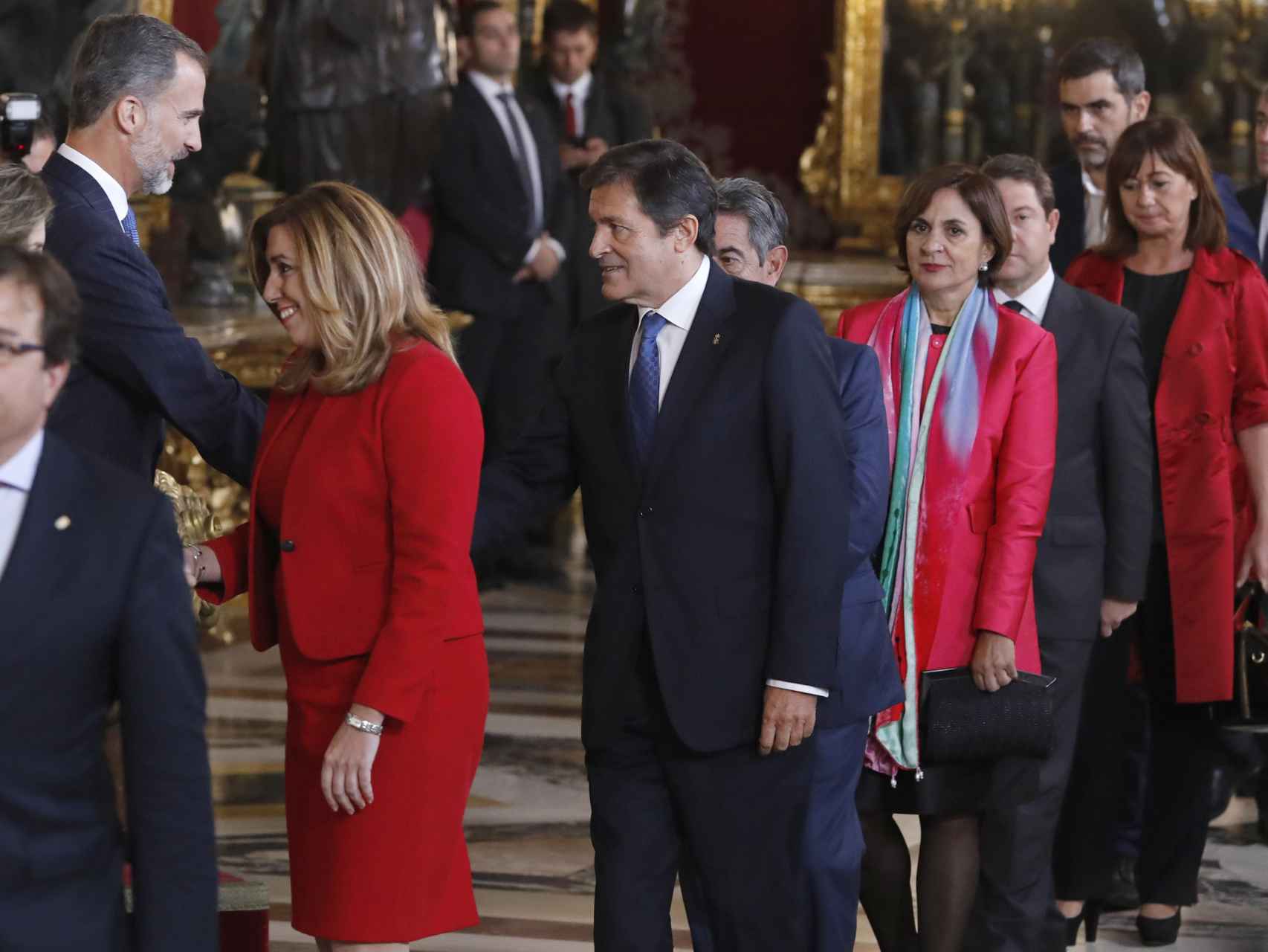 Los Reyes saludan a Guillermo Fernández Vara, Susana Díaz y Javier Fernández.
