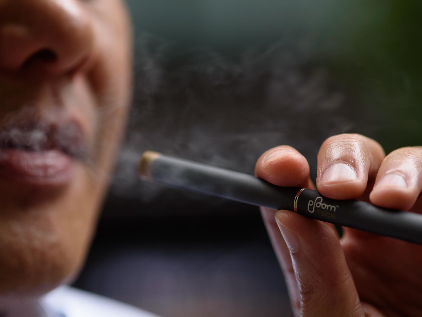 Un hombre vapea un cigarrillo electrónico