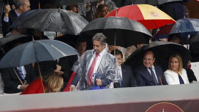 Los otros protagonistas del desfile: de la novia de Rivera a un Revilla con chubasquero