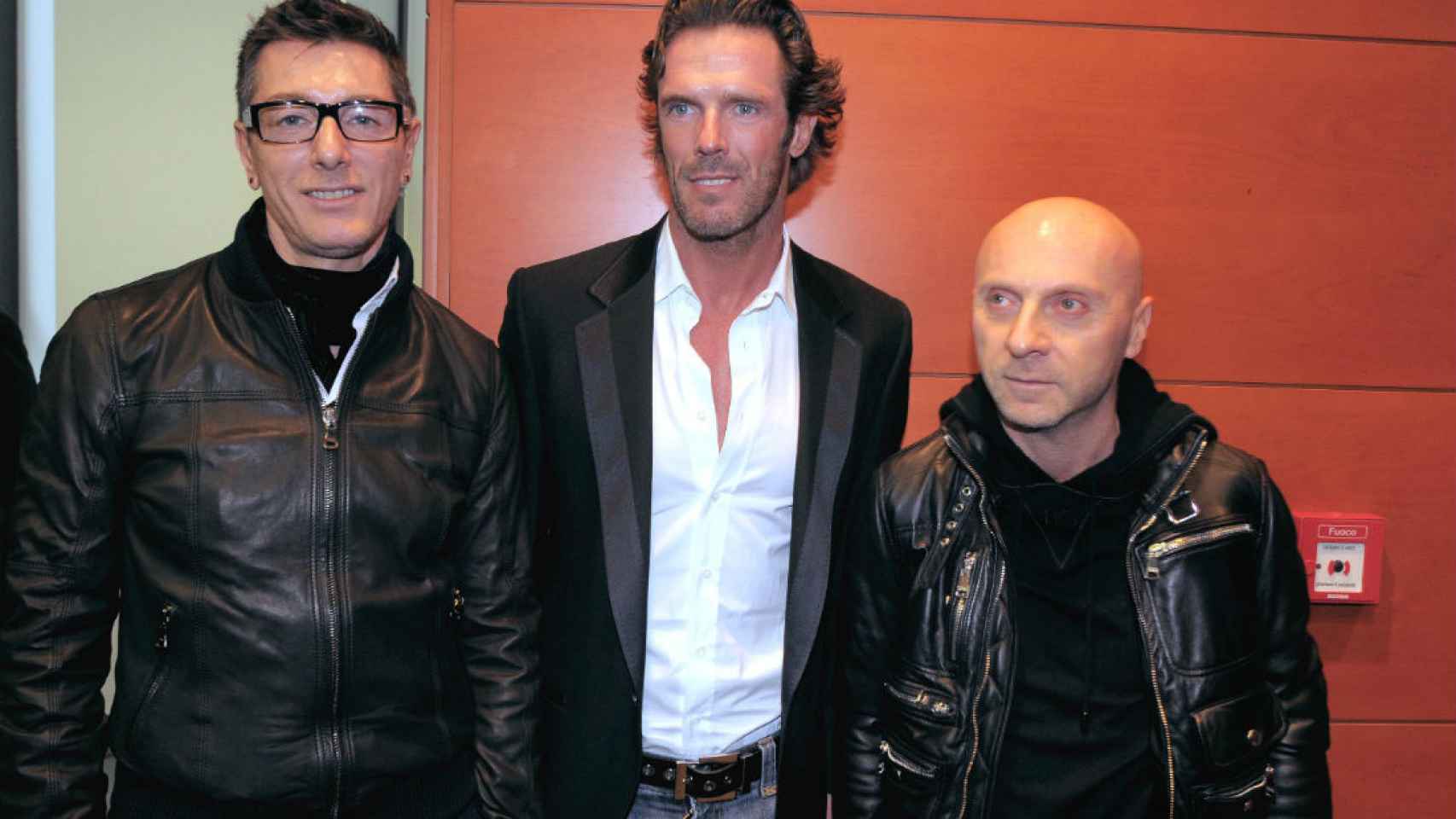 En el centro, Mario Cipollini, junto a los diseñadores Dolce y Gabbana.