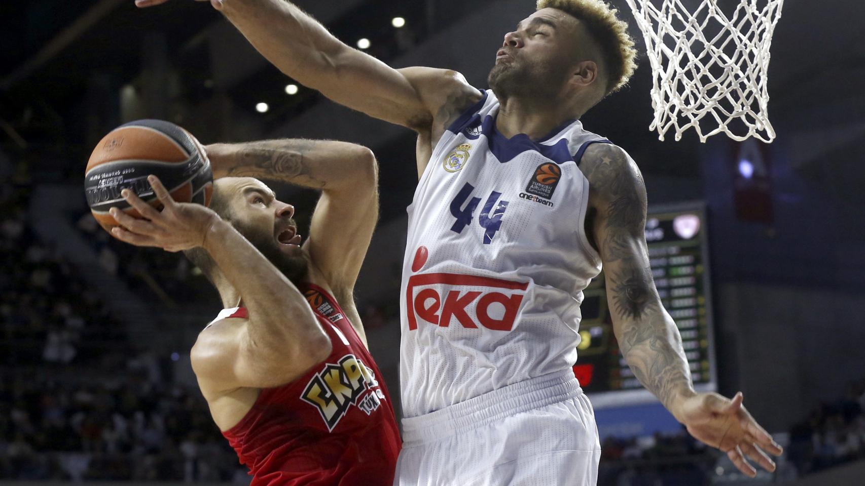 Spanoulis intenta anotar ante Taylor en el Madrid-Olympiacos.