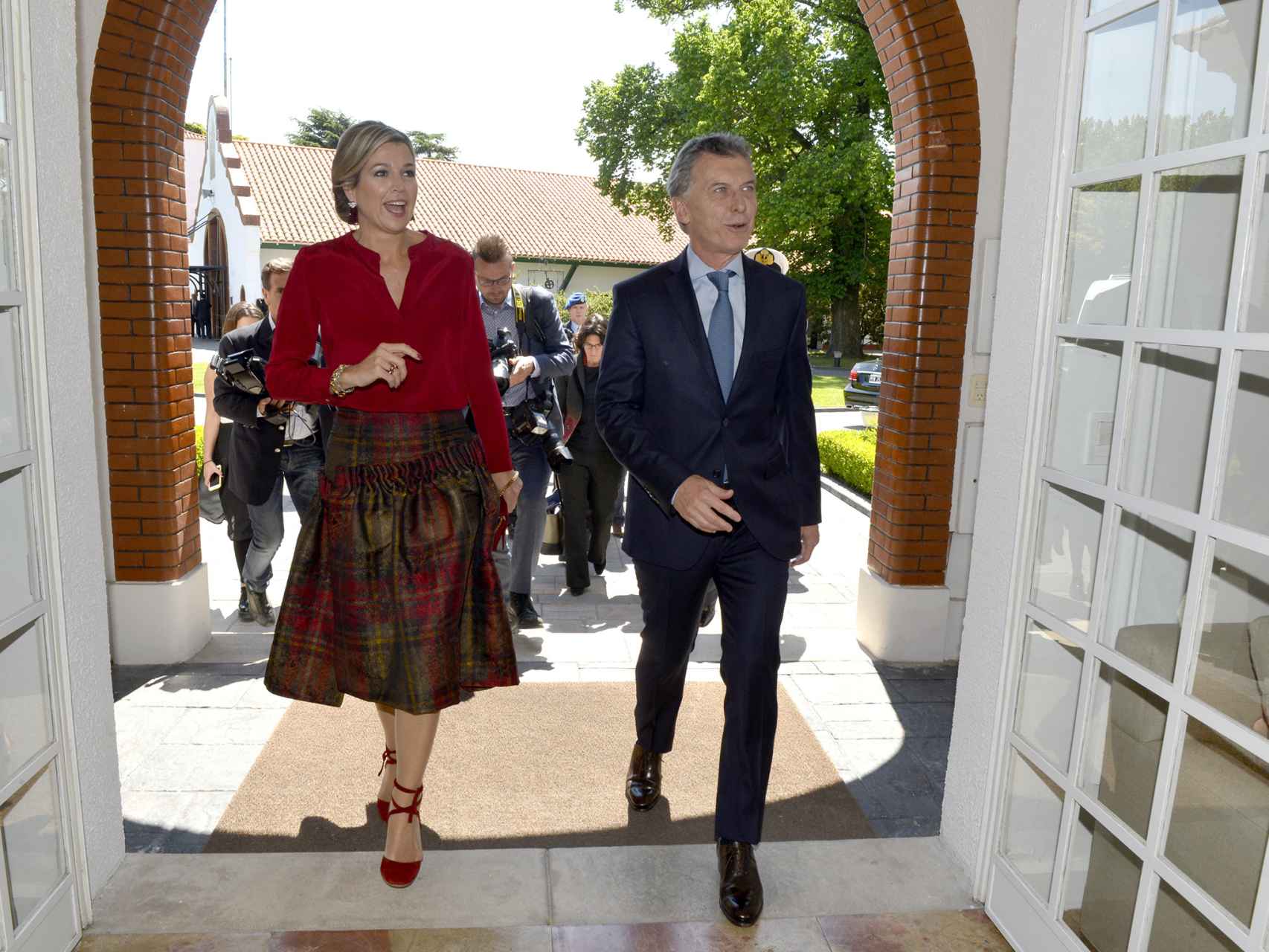 La esposa del rey Guillermo y Macri se dirigen al interior de la residencia presidencial.