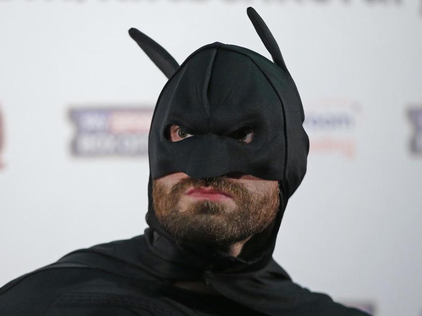 Tyson Fury, disfrazado de Batman en una rueda de prensa.