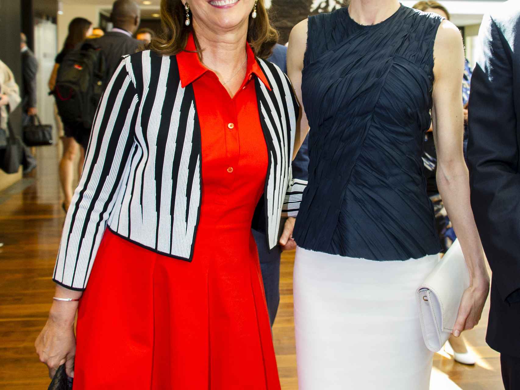 Ségolène Royal junto a la reina Letizia durante un acto en París este verano.
