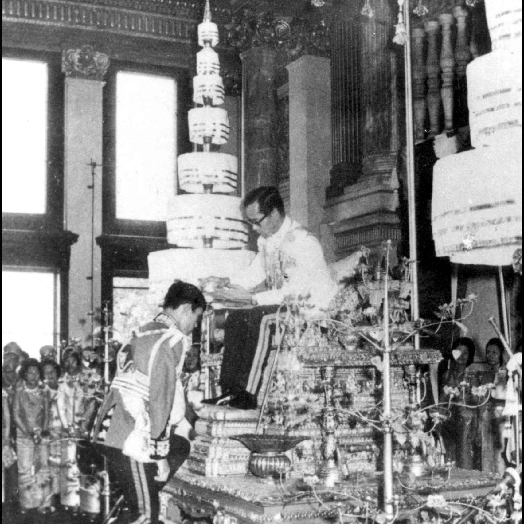 El rey Bhumibol de tailandia durante la ceremonia de nombramiento como príncipe heredero al trono a su hijo