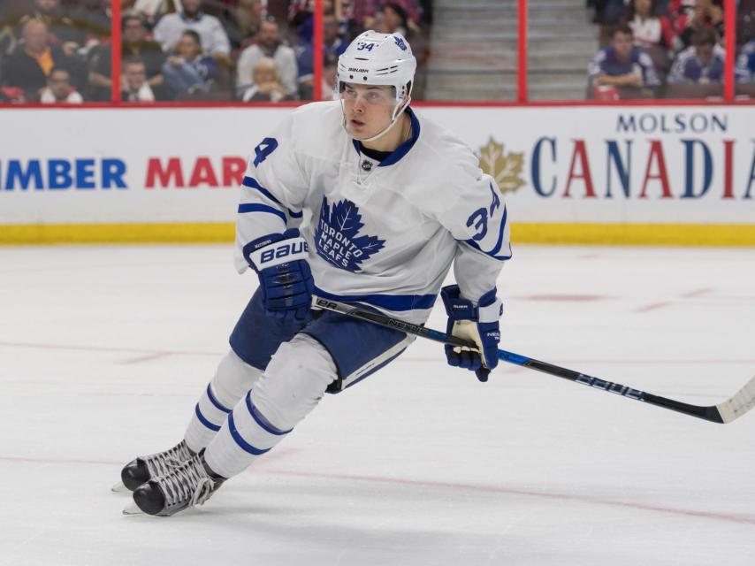 Auston Matthews, en su debut con los Toronto Maple Leafs.