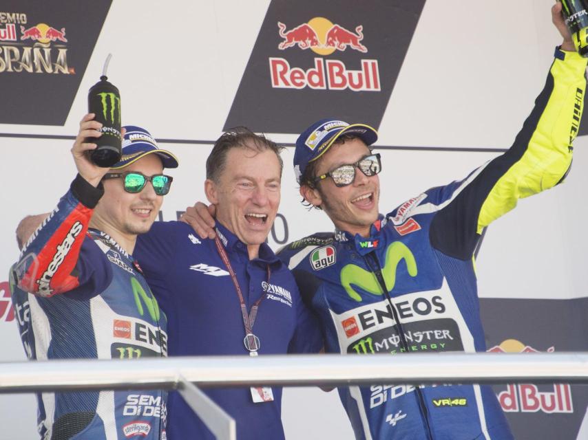 Rossi y Lorenzo tras el GP de Jerez junto a Lin Jarvis, de Yamaha.