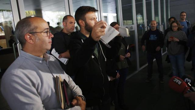 Momento en el que el tercer teniente de alcalde de Badalona rompe la orden judicial