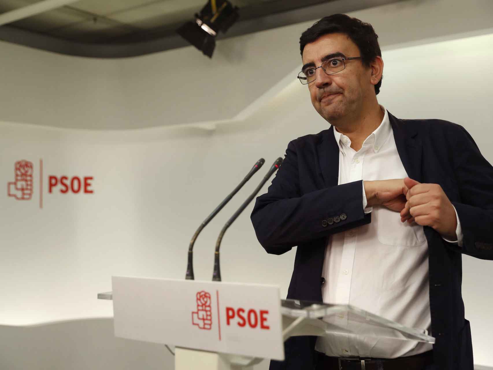 Mario Jiménez, portavoz de la gestora del PSOE, este lunes en Ferraz.