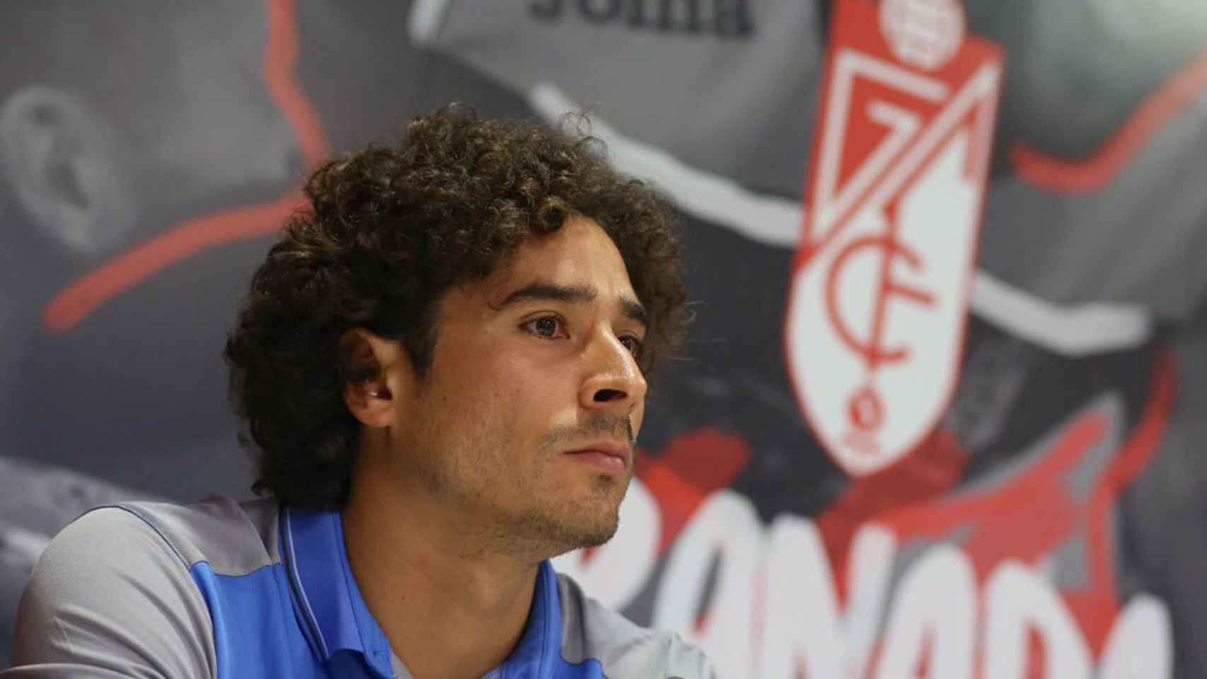 Guillermo Ochoa, durante una rueda de prensa con el Granada.