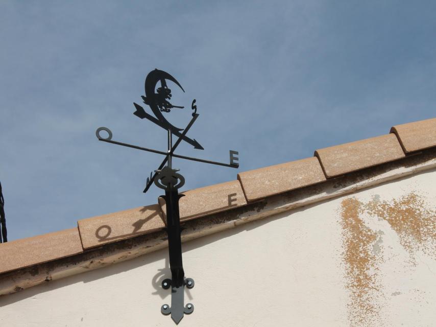 Algunos de los habitantes decoran sus casas con brujas y otros elementos de la leyenda.