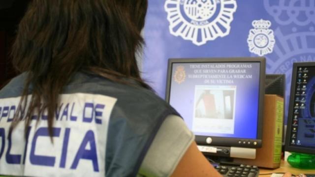 Una agente de policía analiza programas para grabar con webcam.