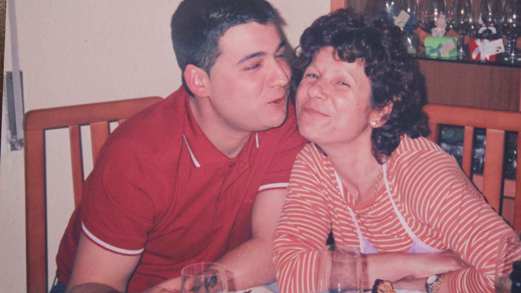 Isaac besa a su madre en una foto tomada un par de años antes de su asesinato