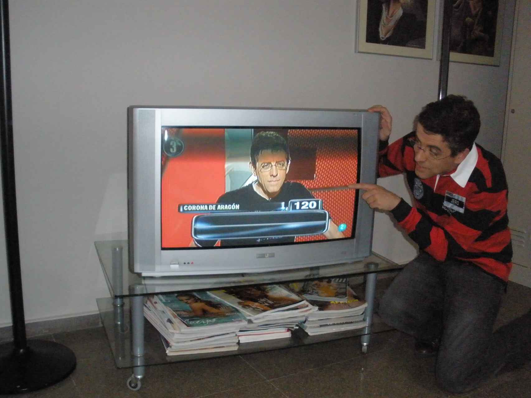 Jerónimo Hernández bromeando con una imagen suya concursando en televisión.