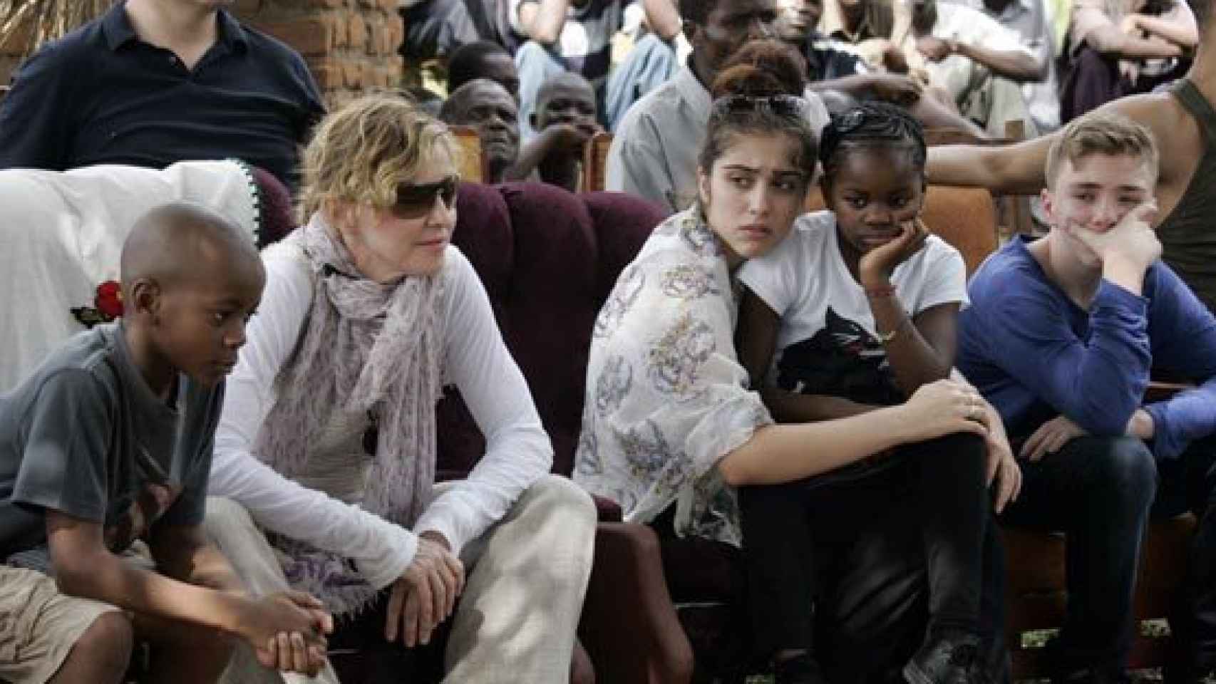 Madonna, en Malawi con algunos de sus hijos:  Zahara, su hija adoptiva, y Lourdes María, su hija biológica.
