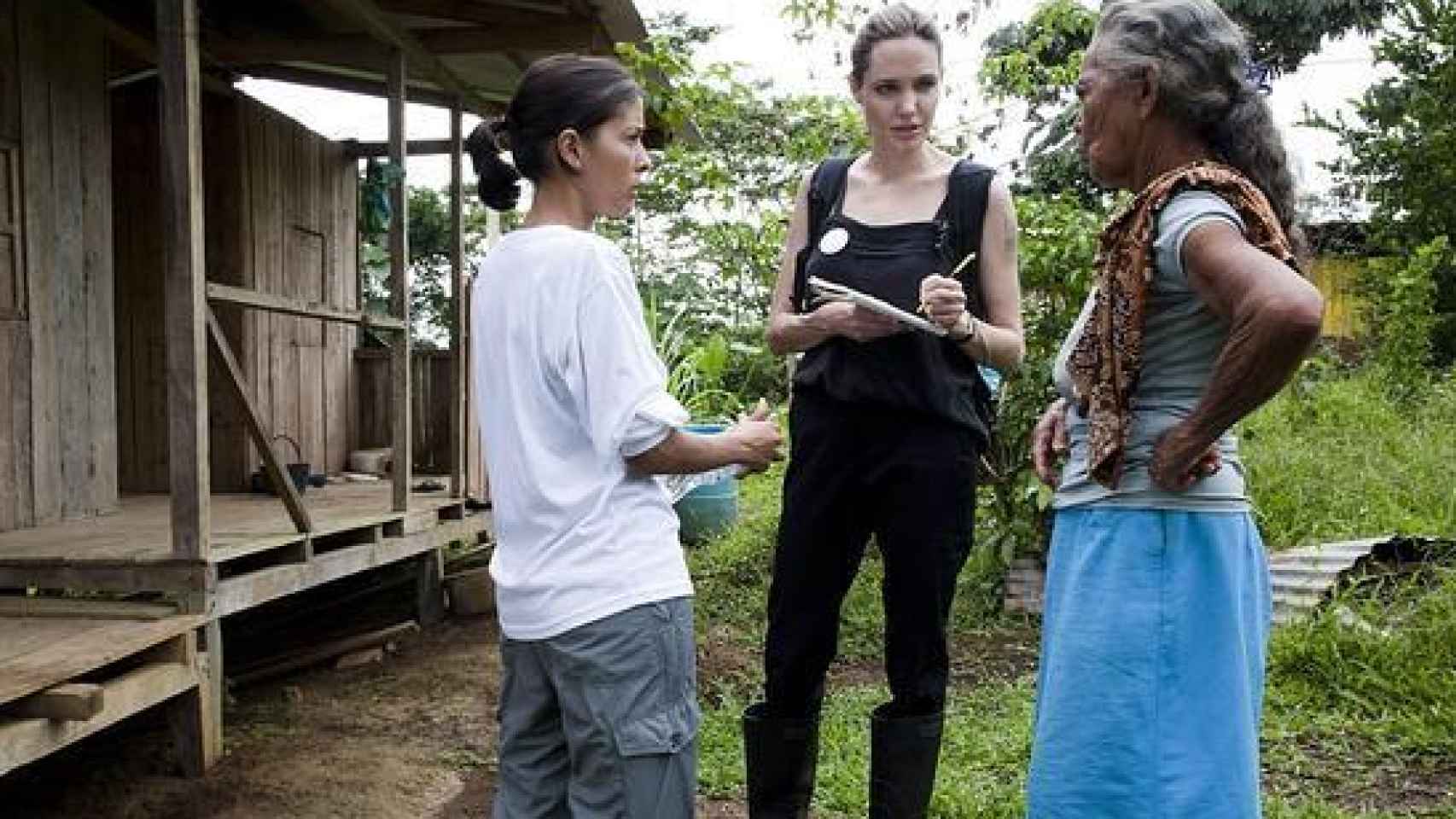 Angelina Jolie en uno de sus viajes solidarios.
