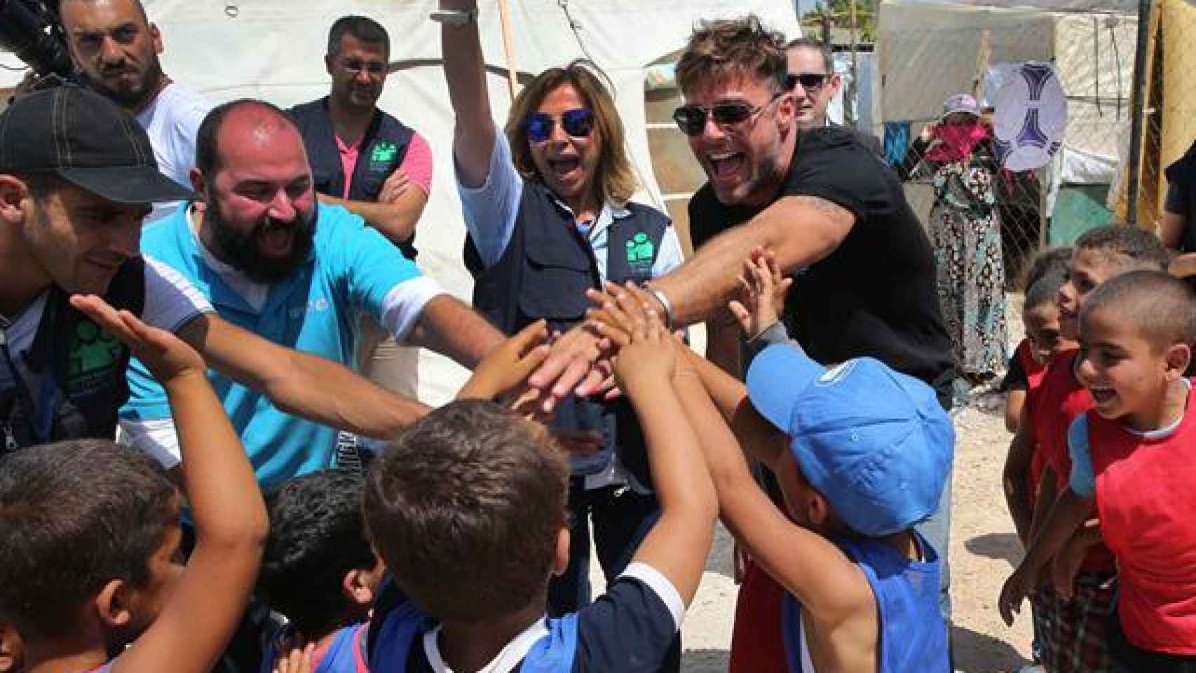 Ricky Martin en su viaje a un campo de refugiados este pasado verano.