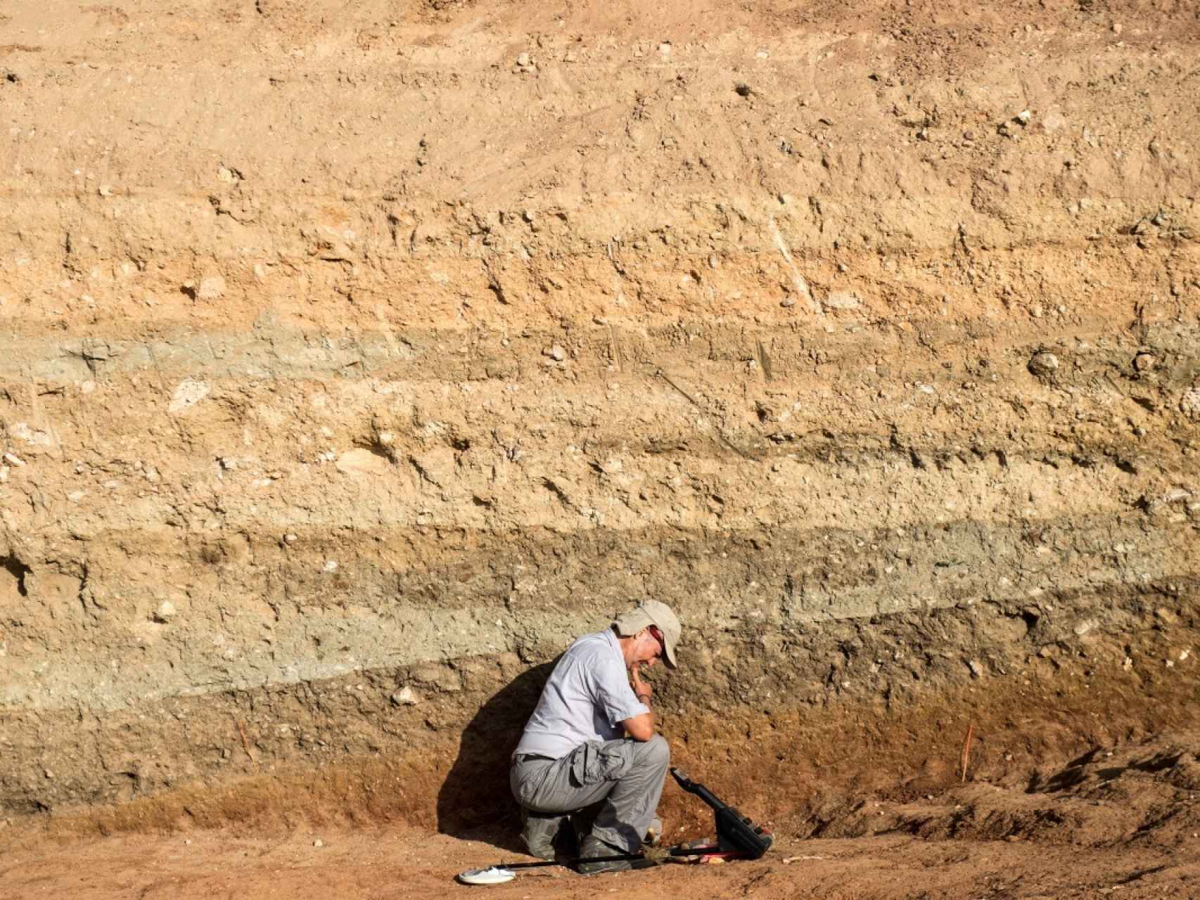 El arqueólogo Miguel Ángel Zapater usa el detector de metales en busca de la fosa.