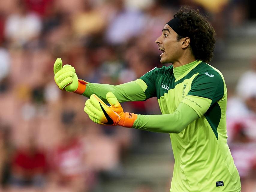 Guillermo Ochoa, durante un partido amistoso con el Granada.